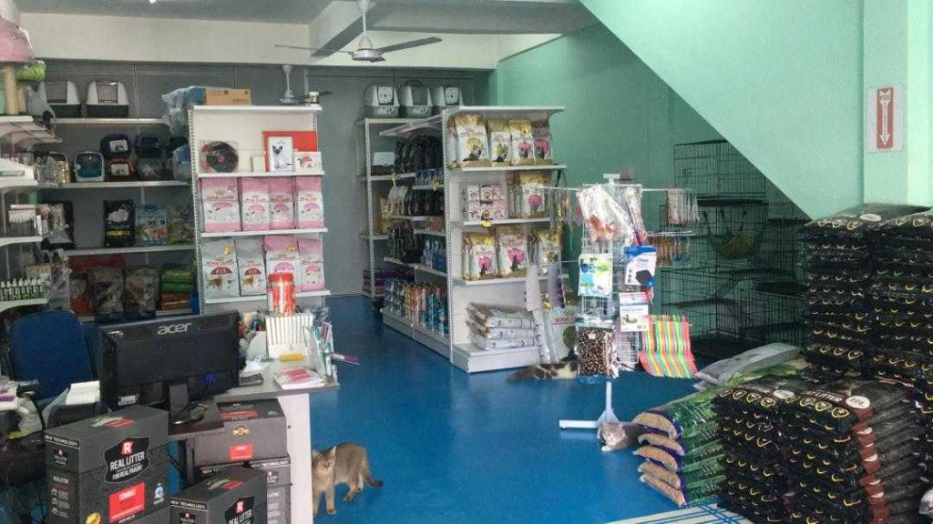 Pelbagai keperluan pets ada di Kedai haiwan CatsMart tanah merah