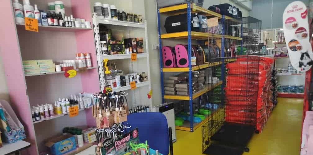 Kedai pet whiskers menjual pelbagai jenis barang dan keperluan untuk kucing