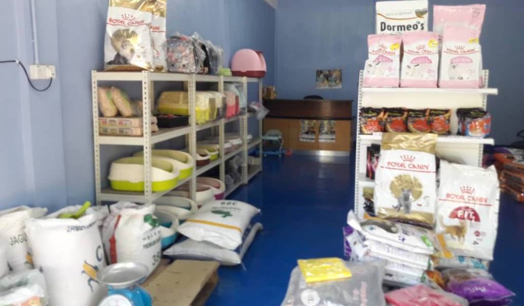 barangan jualan dalam kedai Aisy Pet shop