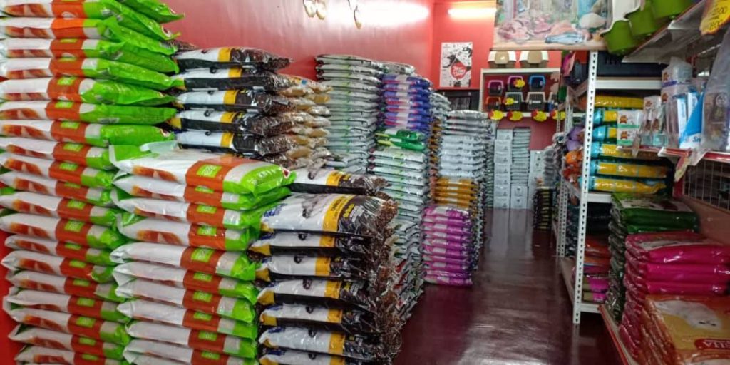 Pelbagai pilihan makana haiwan ada di pet shop Dtajin Catz