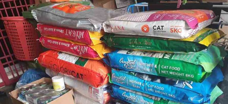 Makanan kucing di Meow Catz Shop Mentakap