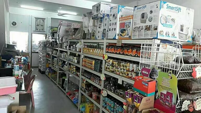 Barang jualan di Pokok Sena Pet Shop