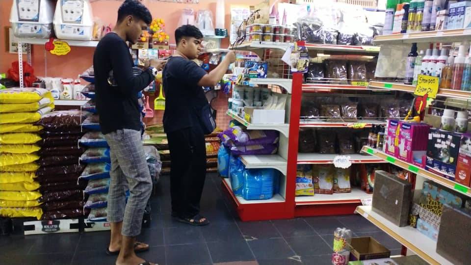 Barangan dalam kedai Catz Mart Petshop kerteh