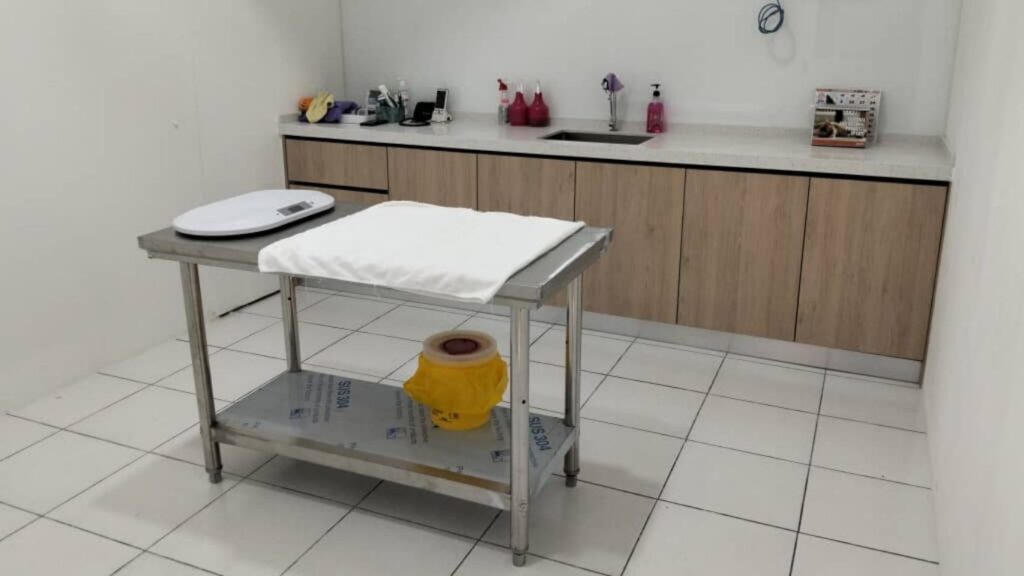 Kelinik veterinar DrVET Sekinchan- meja pemeriksaan