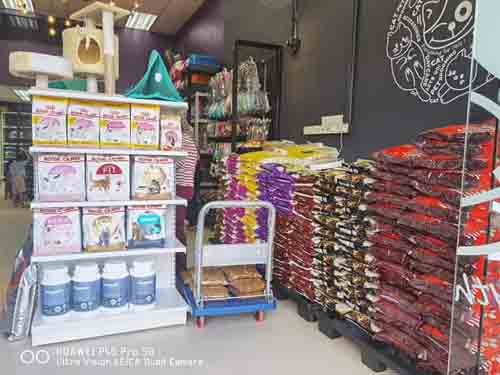 pelbagai makanan di Lawopets pet shop di Kuantan, Pahang