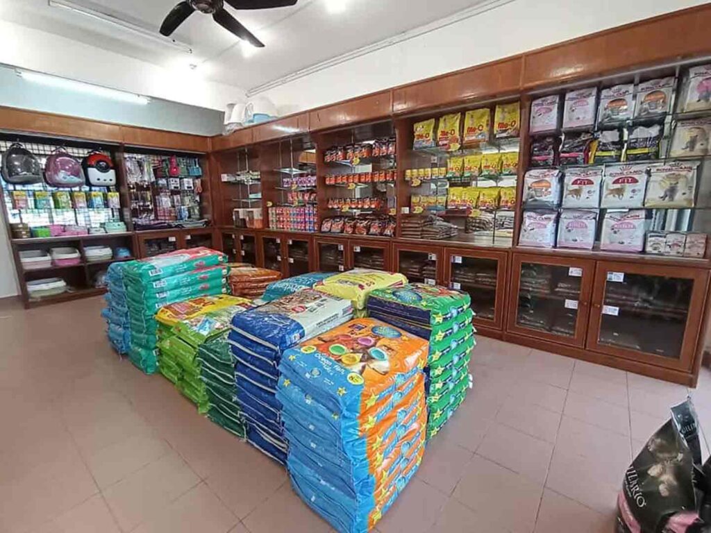 Barangan jualan di Triqa pet shop
