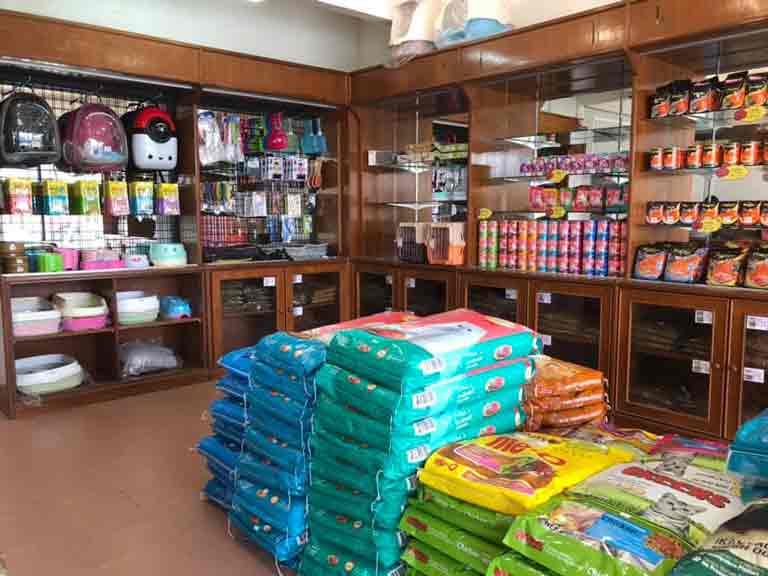 Makanan dan uabtan di Triqa pet shop