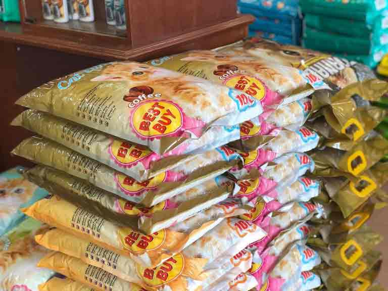 Barangan jualan di Triqa pet shop