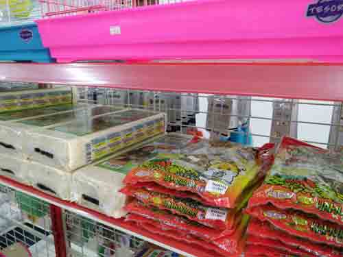 Pelbagi keperluan makanan di orobellah pet world