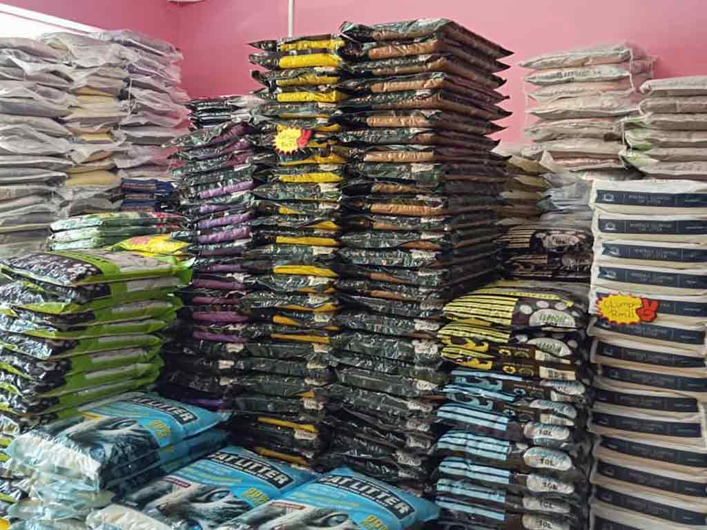 Barangan jualan di Whiskers Pet House, Kok Lanas, Kelantan