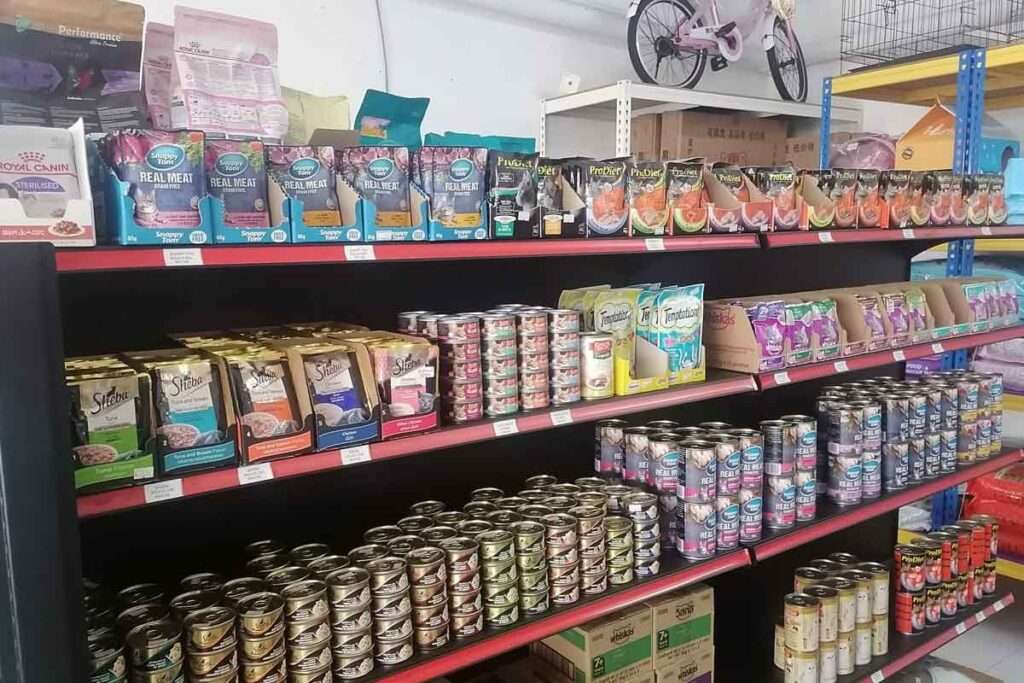 Makanan kucing ada dijual di kedai kucing Chaq