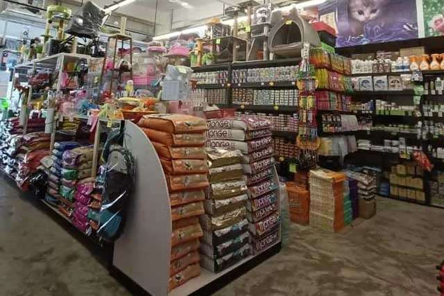 Barangan jualan di kedai Happy paws Pet Shop