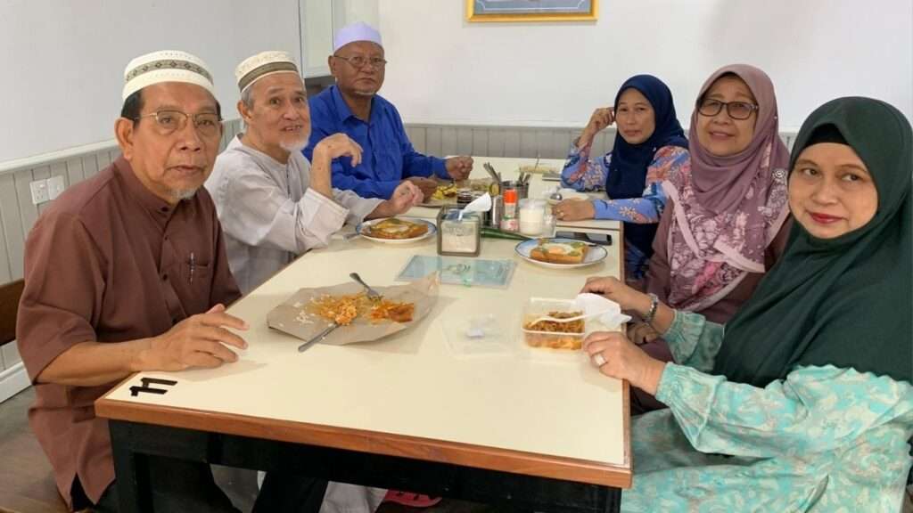 Kawan belanja makan di restoran. Alhamdullilah Yazid sudah sihat